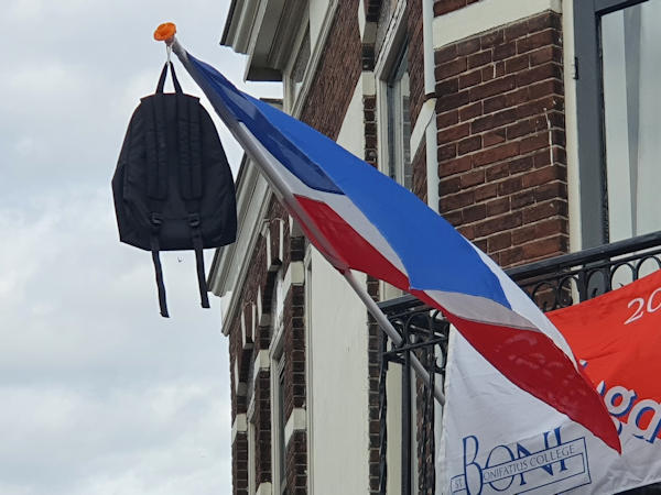 Ein Rucksack hängt in Utrecht am Flaggenstock. | Quelle: HOLLAND.guide